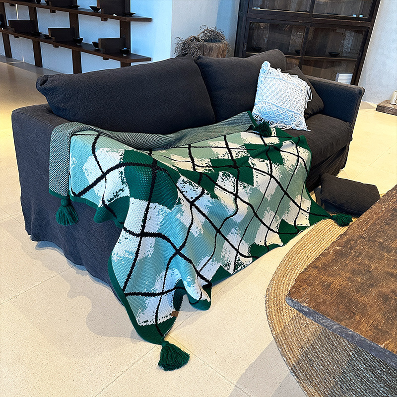 Green Chic Argyle Diamond Knit Throw Blanket with Tassels - Versatile Sofa & Bed Accent - 135 x 125cm