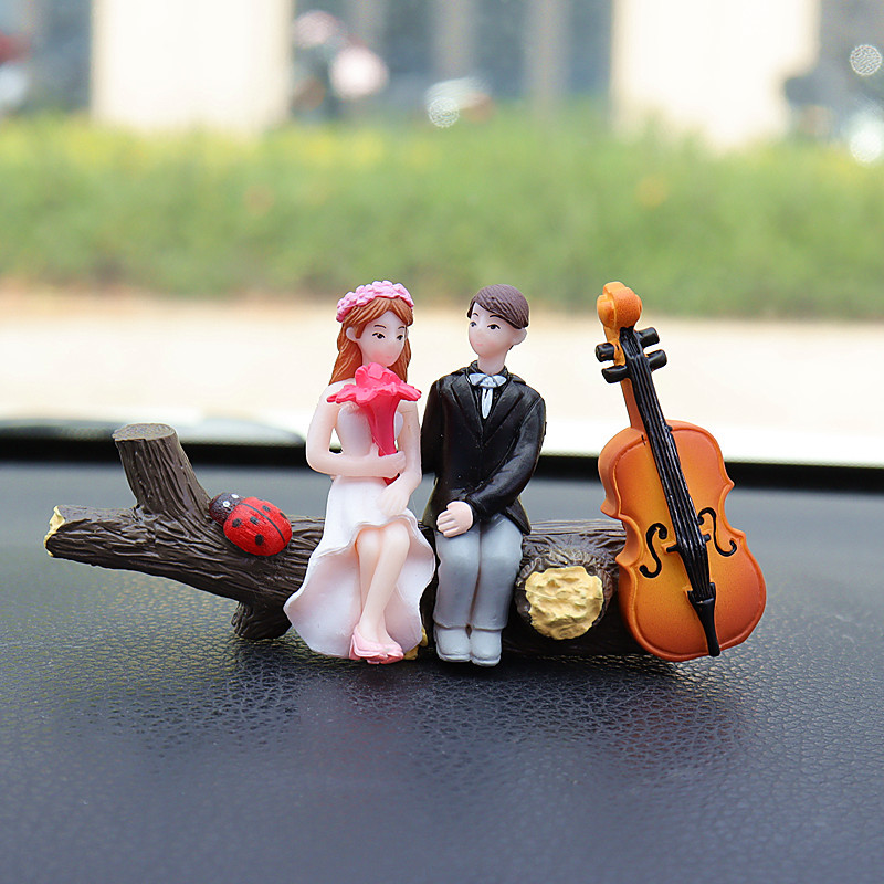 Newlyweds perched on a tree branch Cute Couple Car Ornament for Dashboard – Romantic Interior Decoration for Vehicles